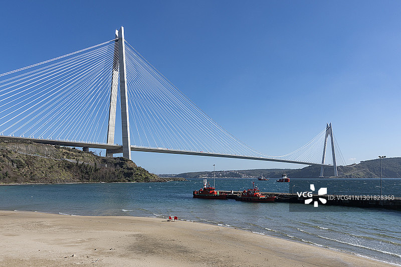 土耳其伊斯坦布尔萨里耶尔区的亚武兹苏丹塞利姆大桥图片素材