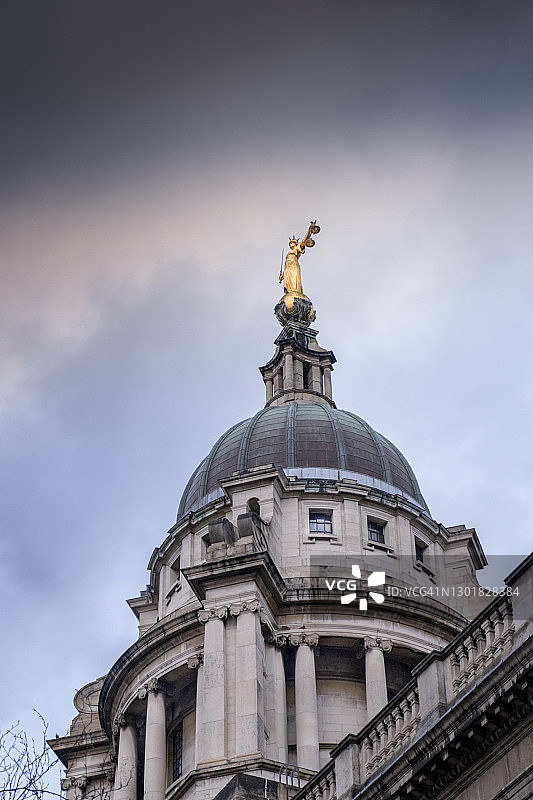 伦敦中央刑事法院穹顶的细节与正义女神像图片素材