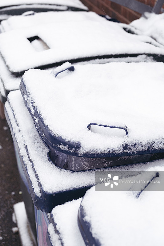 积雪的重型垃圾桶盖图片素材