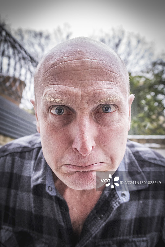 五十多岁的秃头男人做鬼脸的头部照片图片素材