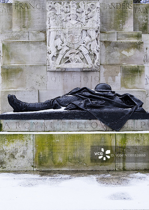 伦敦皇家炮兵纪念碑上的阵亡士兵雕像，冬日雪景图片素材