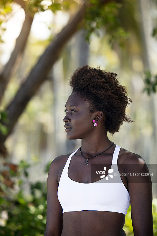 自然背景下的年轻黑人女性运动肖像图片素材