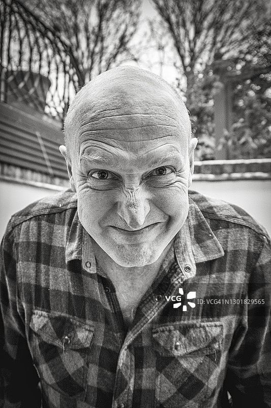 五十多岁光头男人的黑白头像图片素材