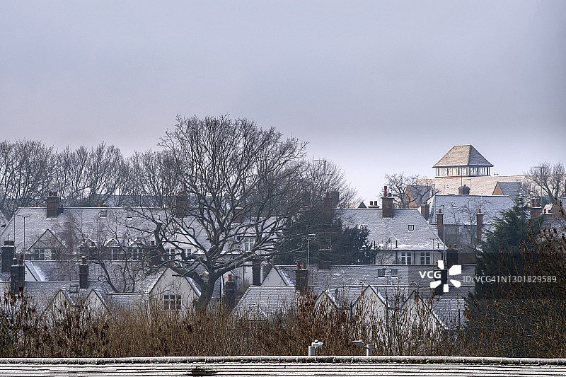 冬季雪中英格兰郊区的房屋图片素材