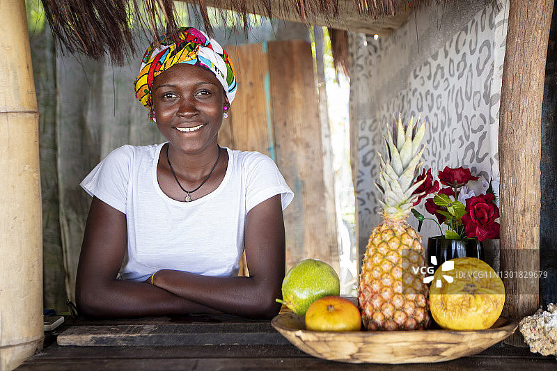 在热带海滩酒吧的年轻黑人女性图片素材