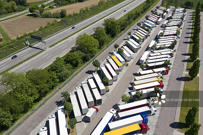 高速公路卡车停靠站的卡车航拍图片素材