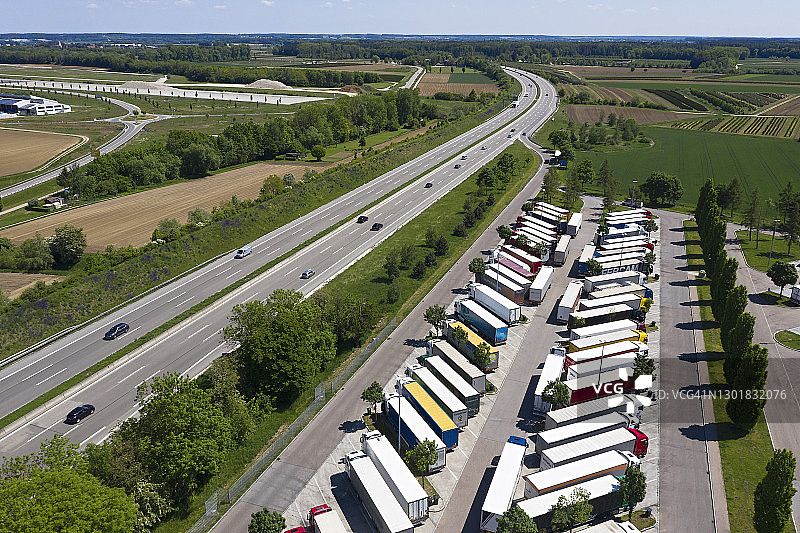 高速公路卡车停靠站的卡车航拍图片素材