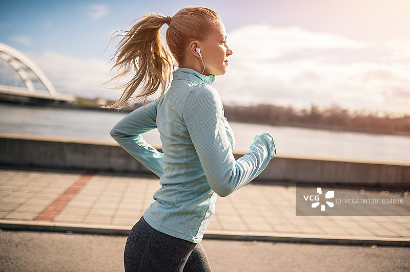 奔跑的年轻女人图片素材