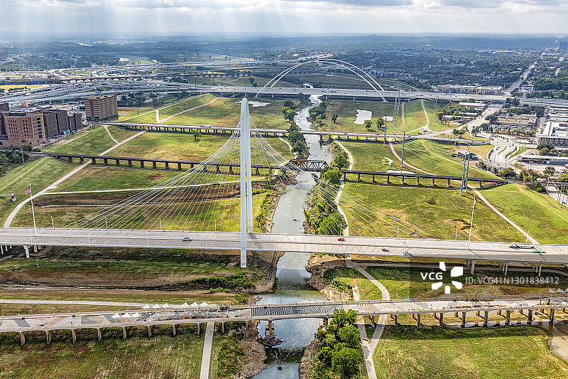 跨越三一河的桥梁图片素材