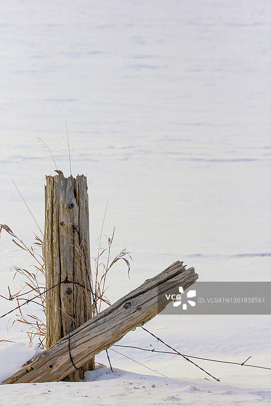 冬季的铁轨围栏图片素材