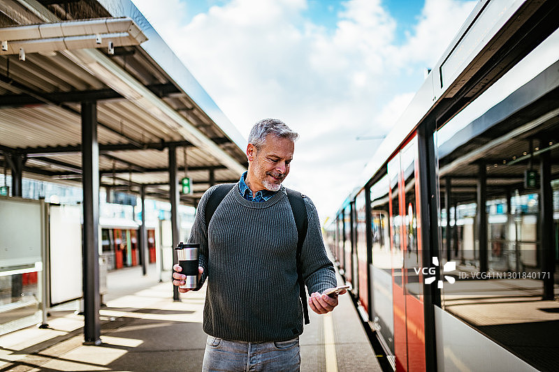 封锁期间等待通勤列车的成熟男人图片素材