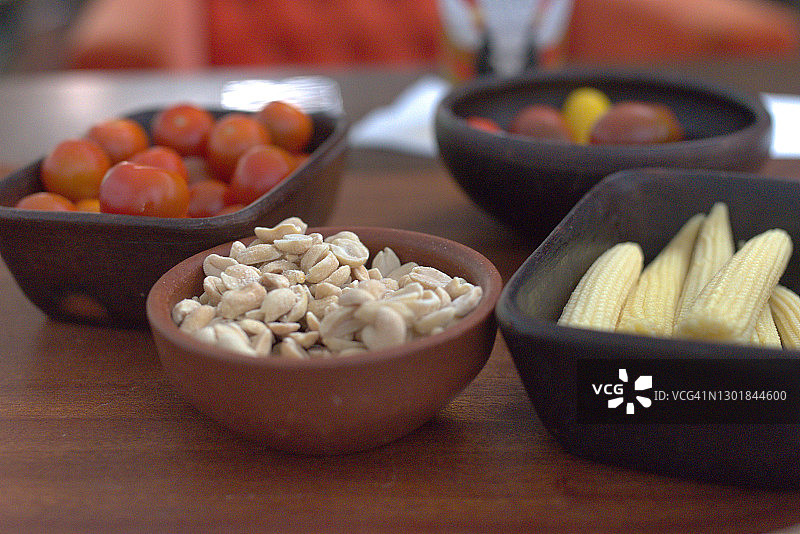 用瓦罐盛放的鸡尾酒，搭配西红柿、花生和玉米笋，适合聚会图片素材