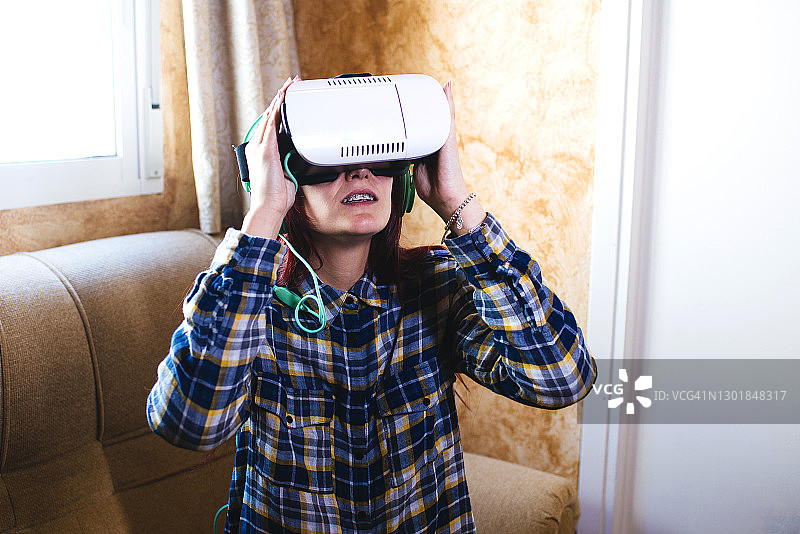 在家中戴虚拟现实眼镜的女人图片素材