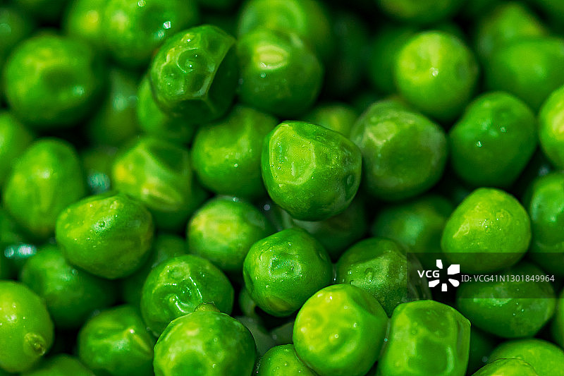 湿绿豌豆颗粒特写图片素材