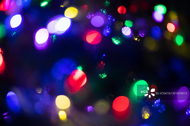 装饰好的圣诞树的虚化背景图片素材