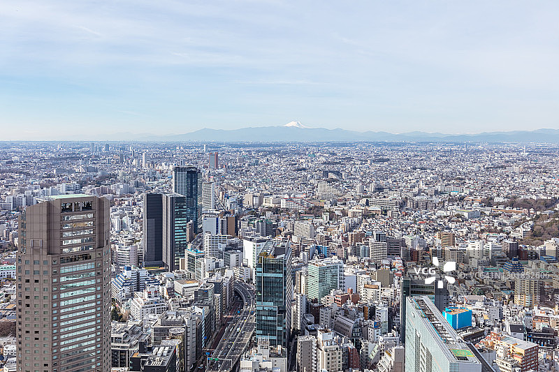 日本东京城市天际线航拍，高楼林立，蓝天白云图片素材