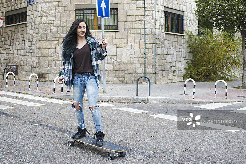 在街上玩滑板的女人图片素材