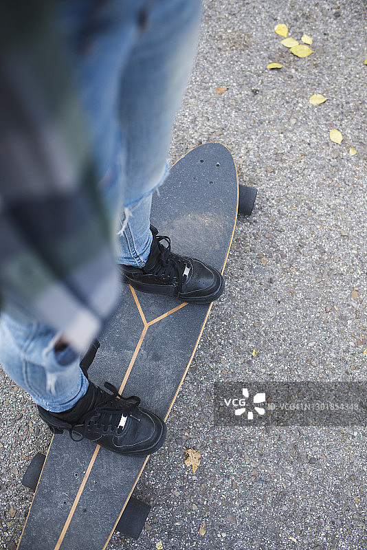 女人玩长板特写图片素材