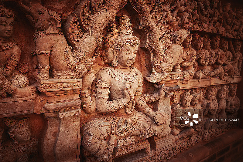 泰式艺术叙事风格的壁画和墙壁雕塑，墙体建筑特色背景图片素材