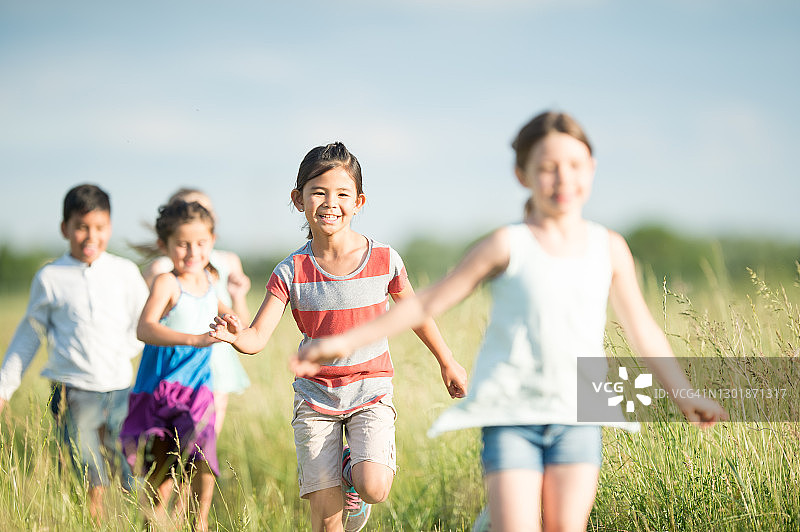 夏日户外活动的幸福图片素材