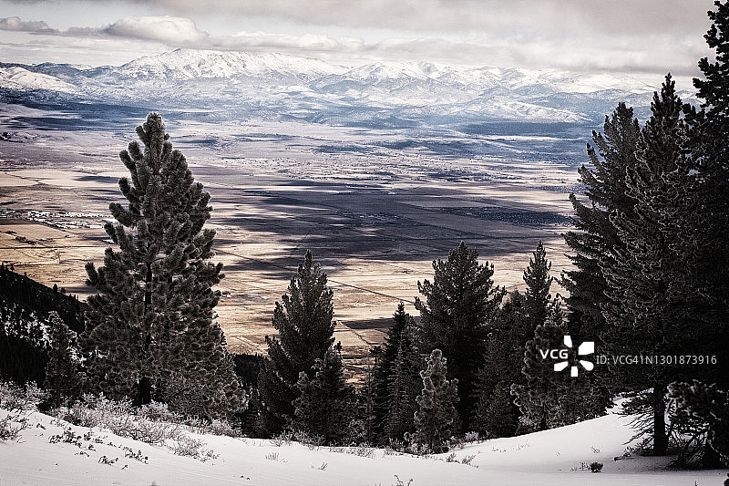 俯瞰卡森谷及雪山山脉图片素材