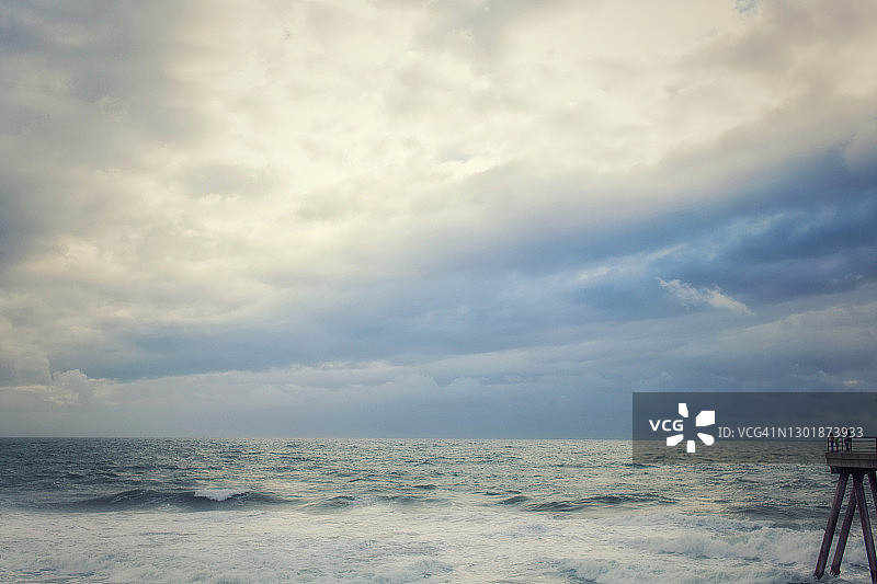 亨廷顿海滩码头的暴风雨图片素材