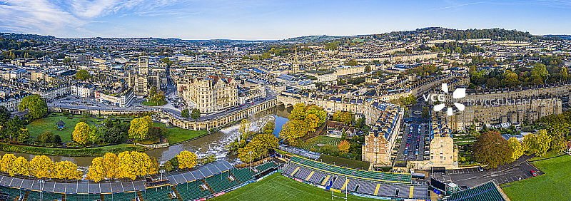 英国萨默塞特郡巴斯市中心和埃文河的无人机航拍图片素材