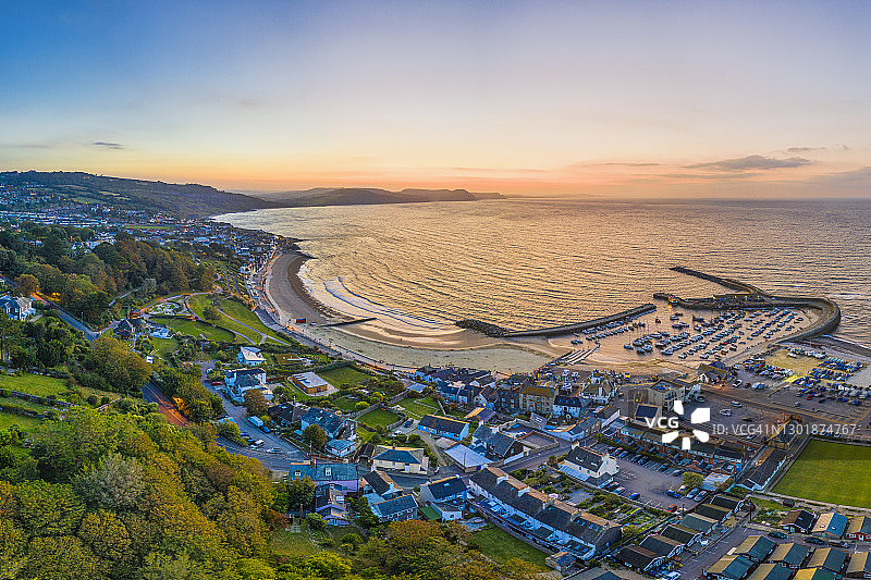莱姆里吉斯的科布和海滩，多塞特，英格兰，英国，欧洲图片素材