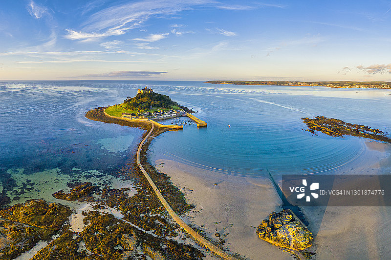 圣迈克尔山航拍景观，位于英国康沃尔郡马拉奇昂附近图片素材