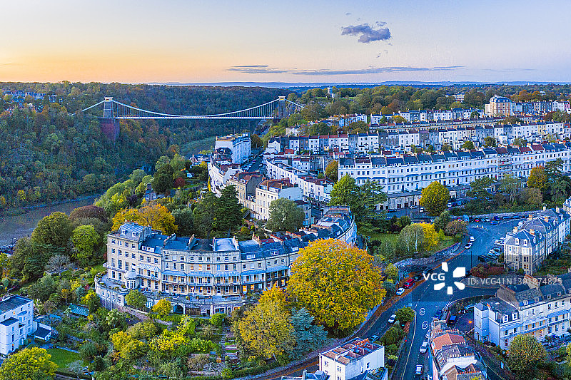 克利夫顿悬索桥，横跨埃文河，连接克利夫顿和利伍兹，英国布里斯托尔图片素材