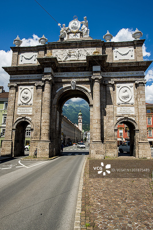 从凯旋门看塞维特教堂，因斯布鲁克老城，奥地利图片素材
