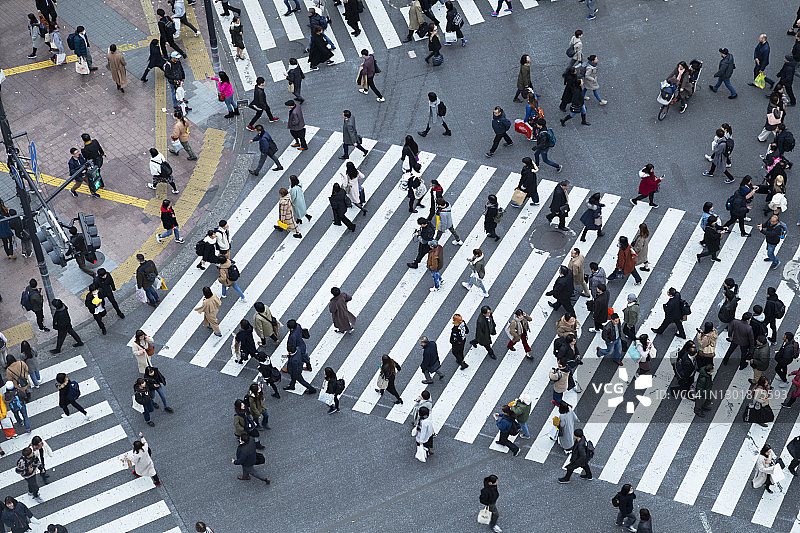 人们穿过涩谷十字路口，日本本州东京涩谷图片素材