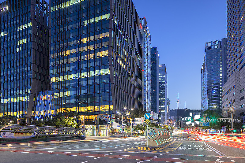 韩国首尔的摩天大楼和首尔塔夜景图片素材