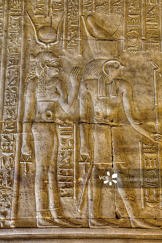 荷鲁斯神庙的哈索尔女神和荷鲁斯神图片素材