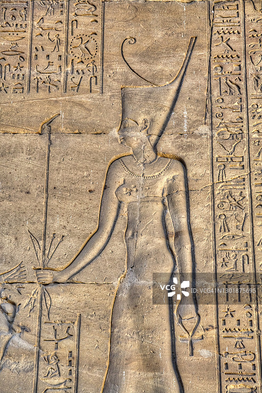 埃及伊斯纳孔姆神庙柱式大厅的法老浮雕图片素材