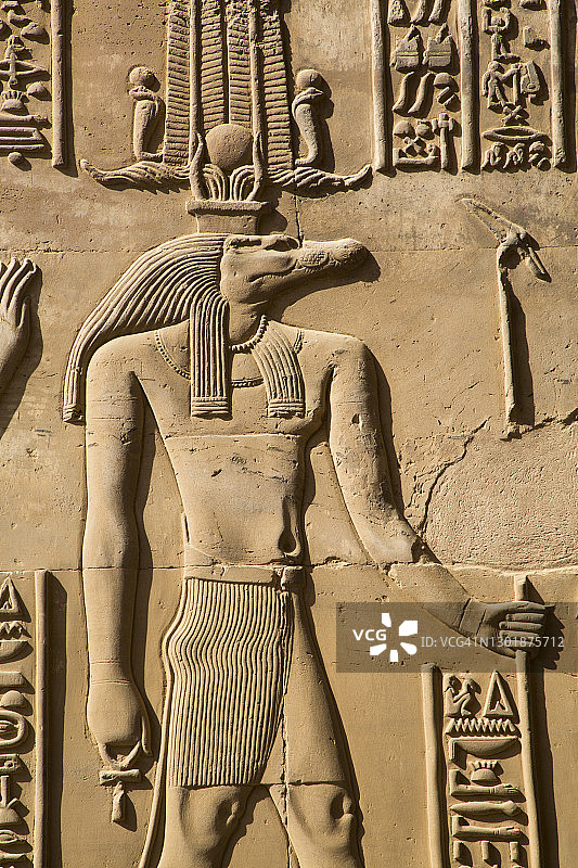 鳄鱼神索贝克神庙墙壁浮雕，位于埃及孔翁布图片素材
