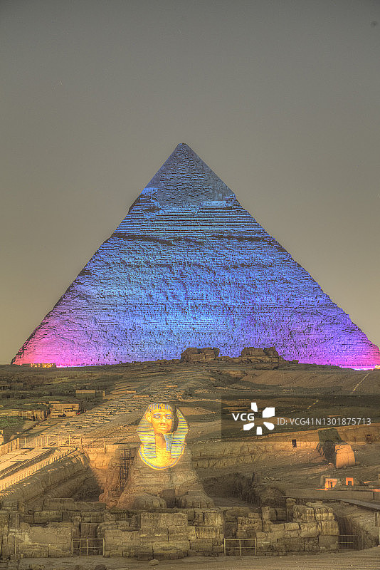 吉萨金字塔灯光秀，背景为狮身人面像和卡夫拉金字塔，联合国教科文组织世界遗产，埃及吉萨，北非，非洲图片素材