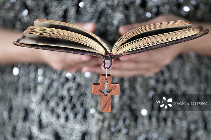 在越南印度支那东南亚阅读圣经的基督教妇女图片素材