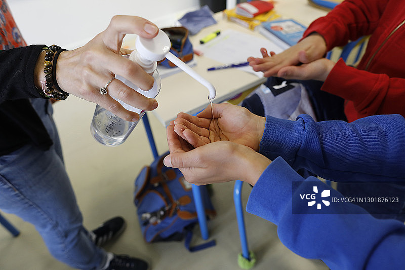 法国蒙鲁日一所小学的免洗洗手液图片素材