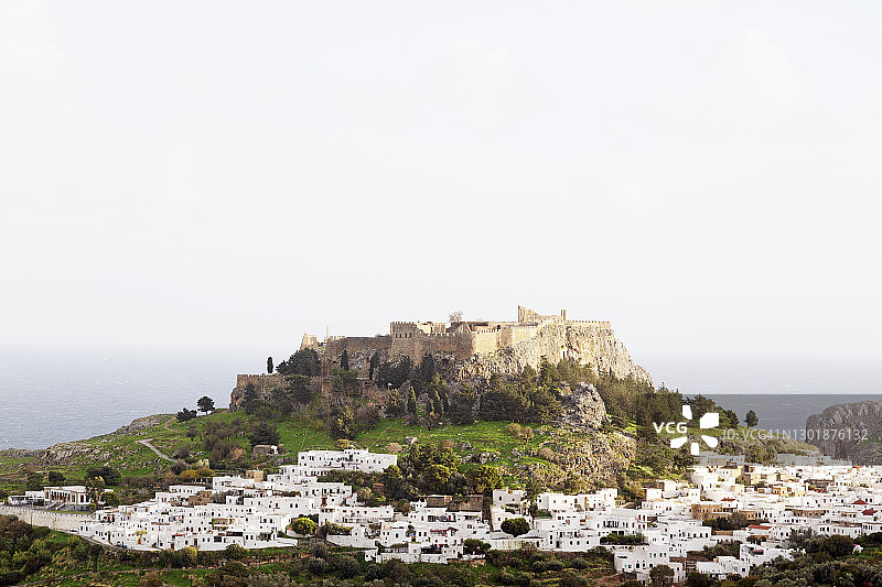 林多斯卫城要塞下的白色房屋，罗德岛，希腊图片素材