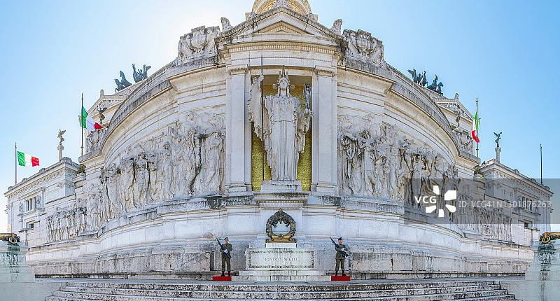 意大利罗马维托里奥·埃马努埃莱二世纪念碑的无名战士墓和罗马女神像图片素材