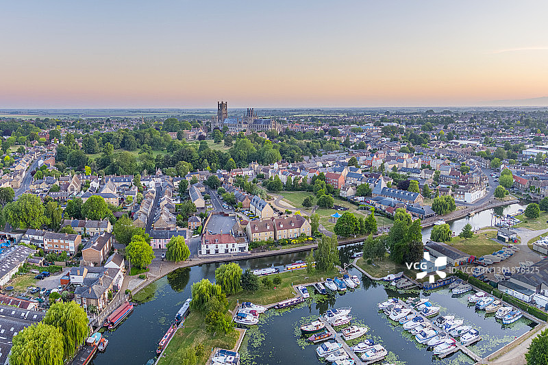 英国剑桥郡伊利大教堂、伊利码头和乌斯河无人机航拍视角图片素材