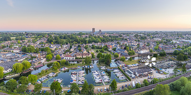 英国剑桥郡伊利大教堂、伊利码头和乌斯河无人机航拍视角图片素材