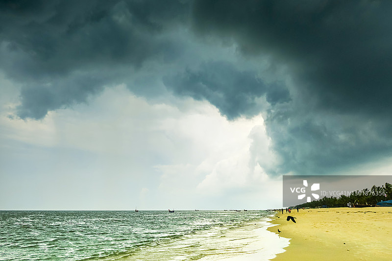 马拉里海滩的季风雨云和乌鸦，位于印度喀拉拉邦图片素材
