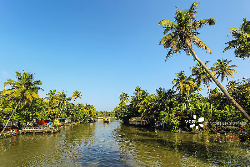 喀拉拉邦阿拉普扎棕榈树环绕的河道，热门旅游船屋巡游，印度，亚洲图片素材