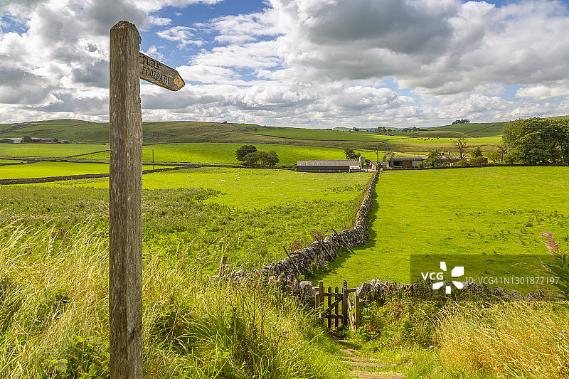 英国德比郡：蒂辛顿的农田与步道标志图片素材