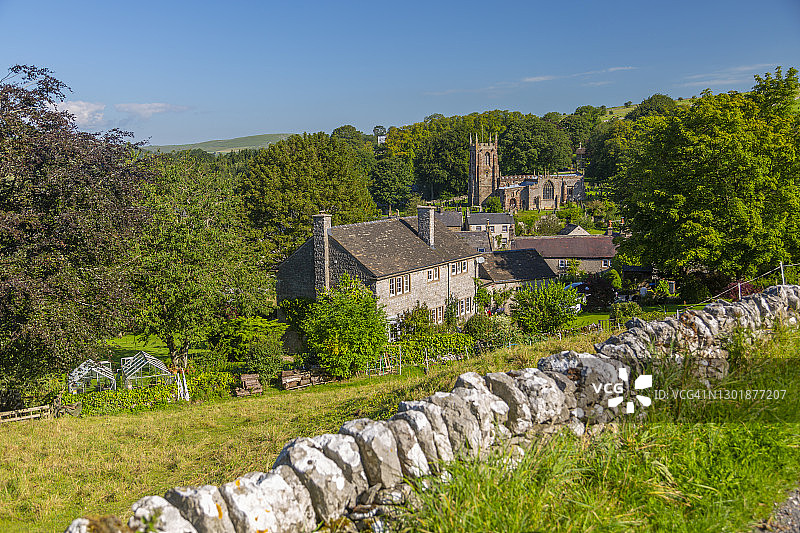 英国德比郡峰区国家公园哈廷顿村庄教堂和石头墙图片素材