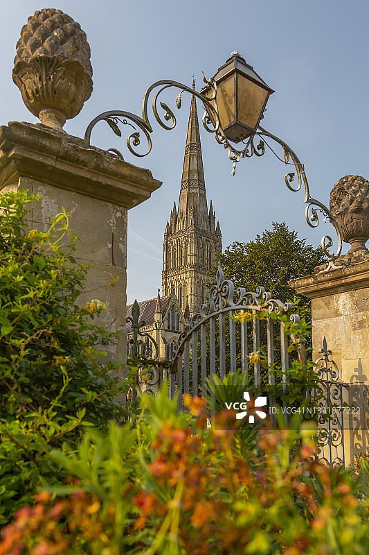 从英国威尔特郡索尔兹伯里北部步行道看到的索尔兹伯里大教堂景色图片素材