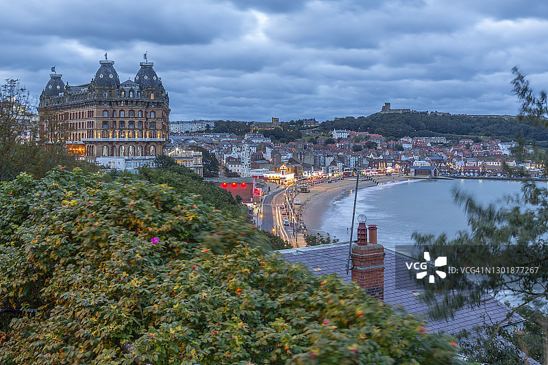 黄昏时分斯卡伯勒南湾和斯卡伯勒的景色，位于英国约克郡北约克郡图片素材