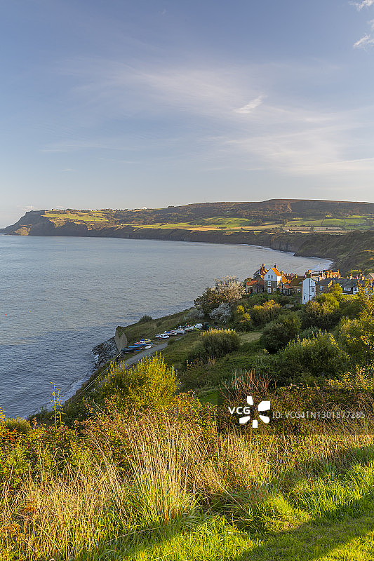 罗宾汉湾老渔村全景，北约克郡，英格兰，英国，欧洲图片素材